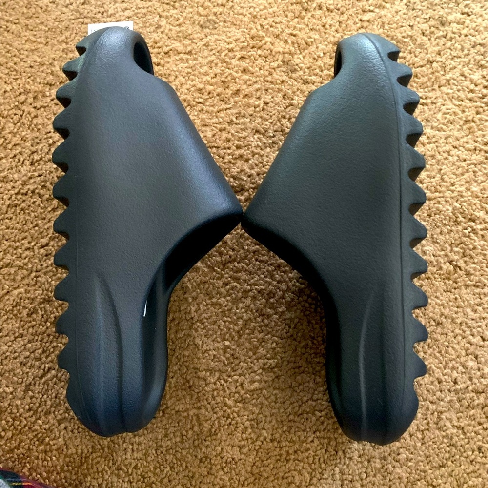 Adidas Yeezy Slides Onyx - NEGOTIABLE - BRAND NEW